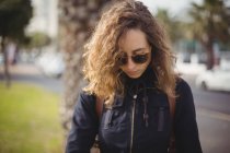 Primo piano della donna con gli occhiali da sole sulla strada — Foto stock