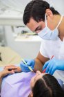 Макро стоматолог робить усні перевірки жінки пацієнта — Stock Photo