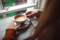 Крупный план женщины с кофейной чашкой — стоковое фото