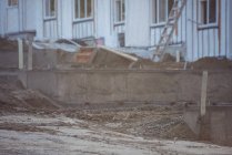 Schlamm und Baumaterial auf Baustelle — Stockfoto