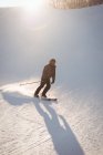 Esquí esquiador en la ladera nevada de la montaña - foto de stock
