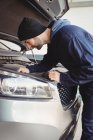Mechanic servicing car at repair garage — Stock Photo