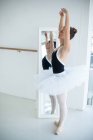 Ballerina übt Balletttanz vor Spiegel im Studio — Stockfoto