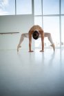 Ballerine pratiquant la danse de ballet en studio — Photo de stock