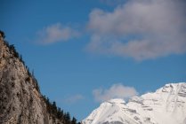 Величественный вид на красивые снежные шапки гор и неба — стоковое фото