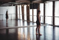 Jeune femme pratiquant la danse en studio de danse — Photo de stock