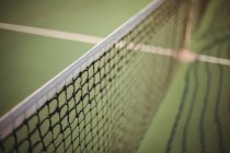 Gros plan du filet dans le court de tennis vert — Photo de stock