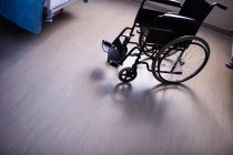 Silla de ruedas vacía en la sala del hospital - foto de stock