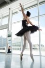 Ballerina übt Balletttanz vor Spiegel im Studio — Stockfoto