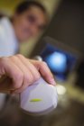 Primo piano dei medici che tengono in mano un trasduttore ad ultrasuoni — Foto stock