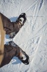 Close up de sapatos de esquiador na neve coberta downhill — Fotografia de Stock