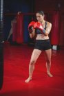 Sacco da boxe boxer femminile in palestra — Foto stock