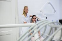 Retrato del dentista tomando rayos X de los dientes del paciente en la clínica - foto de stock
