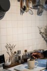 Uomo che prepara un caffè nero in cucina a casa — Foto stock