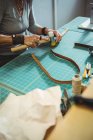 Mittelteil der Handwerkerin hämmert Leder in Werkstatt — Stockfoto