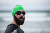 Primo piano dell'atleta sulla spiaggia — Foto stock