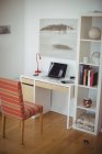 Cadeira vazia e mesa na sala de estudo em casa — Fotografia de Stock