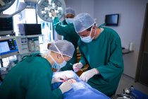 Група хірургів виконання операції в театрі операції лікарні — стокове фото