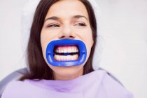 Жіночий пацієнт, який отримує лікування зубів у стоматологічній клініці — стокове фото