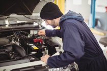 Mécanicien d'entretien automobile au garage de réparation — Photo de stock