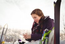 Donna sul suo smartphone in montagna — Foto stock