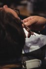 Nahaufnahme eines Mannes, der sich im Friseurladen den Bart mit Rasiermesser rasiert — Stockfoto
