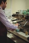 Mann im Café bereitet Kaffee im Café zu — Stockfoto