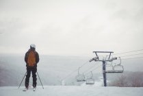 Mann genießt die Aussicht auf die Berge — Stockfoto