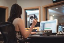 Ingénieur audio utilisant un mixeur dans un studio d'enregistrement — Photo de stock