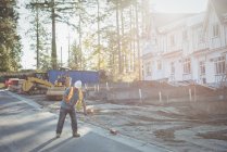 Construction worker working at construction site on a sunny day — Stock Photo