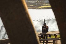 Donna che guarda le foto sulla fotocamera digitale in una giornata di sole — Foto stock