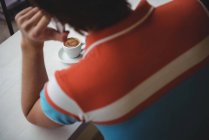 Mann telefoniert mit Kaffeetasse auf Tisch in Café — Stockfoto
