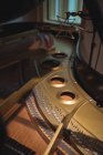 Пианино чугунная пластина и струны в студии звукозаписи — стоковое фото