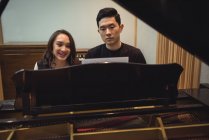 Paar spielt Klavier im Tonstudio — Stockfoto
