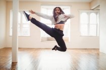 Молода жінка практикує танець хіп-хопу в студії — стокове фото