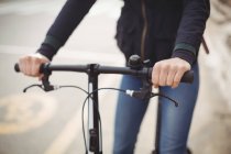 Meados de uma mulher a andar de bicicleta — Fotografia de Stock