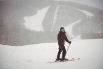 L'uomo sciare sulla montagna — Foto stock