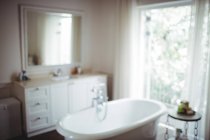Casa de banho vazia com banheira e casa de banho em casa — Fotografia de Stock