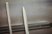 Gros plan du couteau sur le mur d'aimant du restaurant — Photo de stock