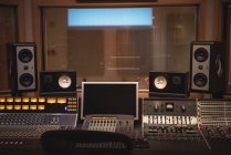 Mélangeur sonore, haut-parleurs et équipement dans le studio de musique — Photo de stock