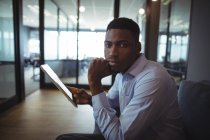 Портрет бізнесмена, який тримає цифровий планшет в офісі — стокове фото