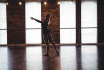 Bailarina praticando dança de balé no estúdio de balé — Fotografia de Stock