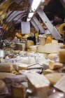 Крупный план сорта сыра на прилавке — стоковое фото