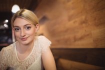 Портрет улыбающейся женщины, смотрящей в камеру в восточном ресторане — стоковое фото