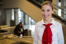 Portrait d'une femme souriante au terminal de l'aéroport — Photo de stock