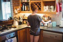 Жінка готує Кава у кухні в домашніх умовах — стокове фото