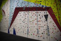 Искусственная стена для скалолазания в спортзале — стоковое фото