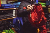 Primo piano dell'uomo che seleziona l'abbigliamento in un negozio di abbigliamento — Foto stock