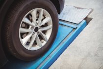 Close-up wheel of a car in repair garage — Stock Photo