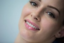 Primer plano de la hermosa mujer en la clínica dental - foto de stock